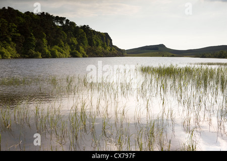 Crag Lough sitzt auf der Hadrian's Wall Path in Northumberland National Park, England Stockfoto