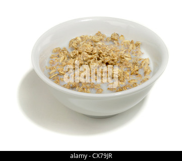 Schüssel Müsli mit Milch auf weißem Hintergrund fotografiert Stockfoto