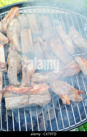 Barbecue Rippchen in einen kleinen tragbaren Grill Stockfoto