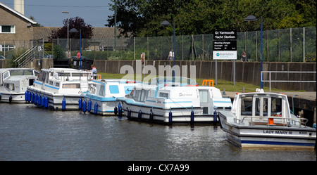 Freizeit Kreuzfahrt Boote vor Anker in great Yarmouth Yacht Station Norfolk England uk Stockfoto