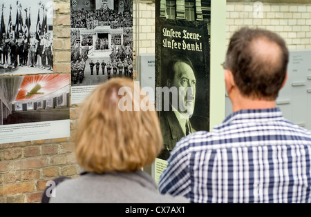 Besucher im Freilichtmuseum Topographie des Terrors in Berlin, Deutschland, die die Geschichte der Repression unter den Nazis details Stockfoto