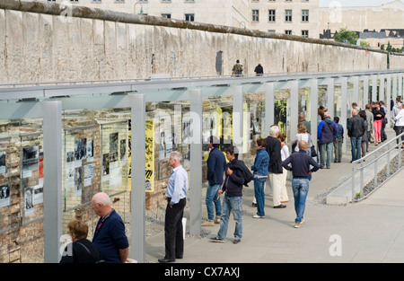 Touristen an der Topographie des Terrors im freien Museum in Berlin, Deutschland, umfasst eine erhaltene Stück der Berliner Mauer Stockfoto
