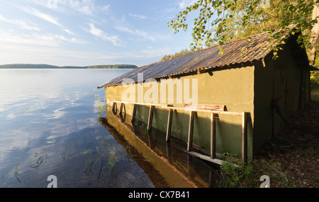 Kleine grüne Holzboot Garage auf der Saimaa See, in der Regel Bau für Finnland Stockfoto