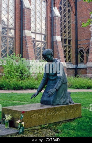 Statue Frau Trauer von Jylki Sailo, 1962 - Kotka, Finnland Stockfoto