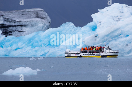 Amphibienfahrzeug auf einer Tour, Segeln vorbei an Iceburgs, in der Gletscherlagune Jökulsárlón, Island Stockfoto