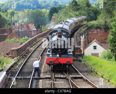 Token ausgetauscht, wie No.7812 Erlestoke Manor einen Personenzug in Bewdley Station, Worcestershire, England, Europa zieht Stockfoto