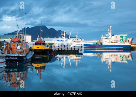 Hofn (Höfn Í Hornafirđi) Hafen in der Abenddämmerung, Island Stockfoto