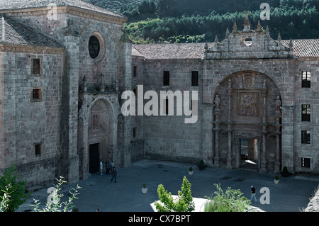 Luftaufnahme der Innenhof des Kloster Yuso in der Gemeinde San Millan de la Cogolla, Rioja Alta, Spanien Stockfoto