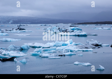 Iceburgs schweben in der Jökulsárlón Gletscher Lagune, Island Stockfoto