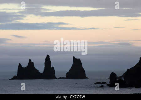 Reynisdrangar (Basalt-Meer-Stacks) in Vik (Vik ich Myrdal), Süd-Island Stockfoto