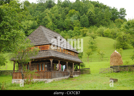 Traditionelle rumänische Haus in Maramures, Nordrumänien Stockfoto