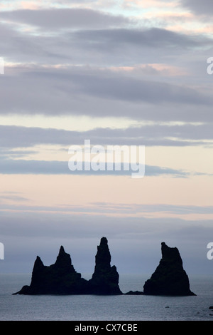 Reynisdrangar (Basalt-Meer-Stacks) in Vik (Vik ich Myrdal), Süd-Island Stockfoto