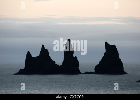 Reynisdrangar (Basalt-Meer-Stacks) in Vik (Vik ich Myrdal), Süd-Island Stockfoto