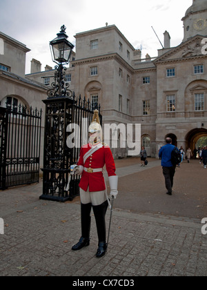 Königliche Wache vor dem Eingang zur Horse Guards von Whitehall, City of Westminster, London, England Stockfoto