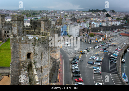 Ansicht der Stadt von der Burg, Caernarfon, Gwynedd, Wales, UK Stockfoto