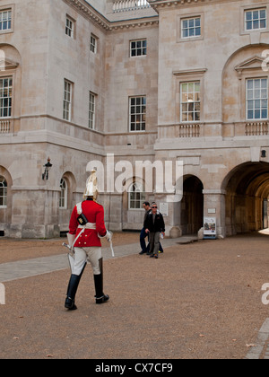 Königliche Garde marschiert in Horse Guards, City of Westminster, London, England, Vereinigtes Königreich Stockfoto