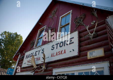 Talkeetna nahe Denali Nationalpark in Alaska bietet interessante Gebäude, Fahrzeuge, Geschäfte und Restaurants. Stockfoto