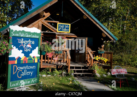 Talkeetna nahe Denali Nationalpark in Alaska bietet interessante Gebäude, Fahrzeuge, Geschäfte und Restaurants. Stockfoto