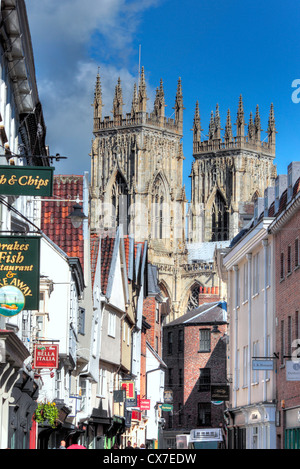 Ansicht des Münsters von niedrigen Petergate, York, North Yorkshire, England, UK Stockfoto