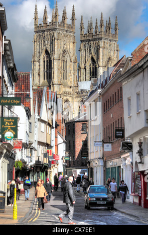 Ansicht des Münsters von niedrigen Petergate, York, North Yorkshire, England, UK Stockfoto