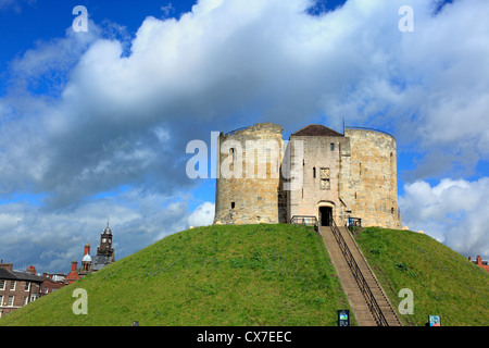 Clifford es Tower, York Castle, York, North Yorkshire, England, UK Stockfoto