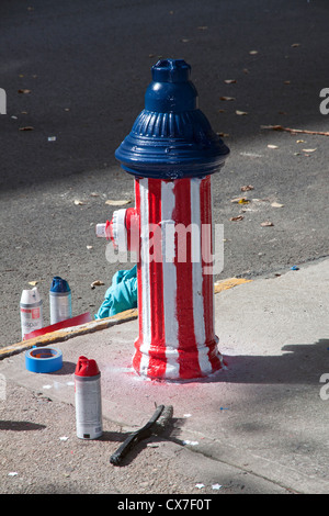 Frisch gestrichene "Red White & Blue" Hydranten, Brooklyn, New York USA Stockfoto