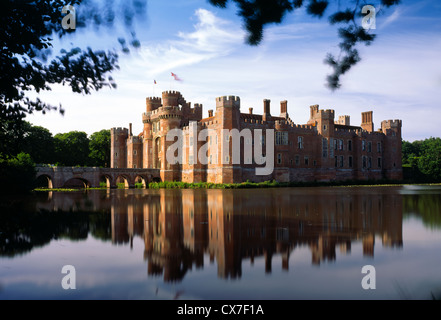 Herstmonceux Castle über den Graben an einem späten Sommernachmittag Stockfoto