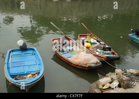 Kleine Fischerboote vertäut am Silvermine Fluss Kanal. Mui Wo Lantau Insel China Stockfoto