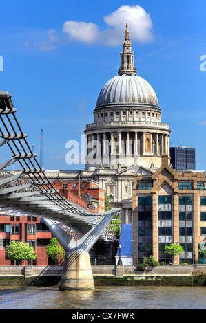 Blick auf St. Pauls Kathedrale von der Millennium Bridge, London, UK Stockfoto