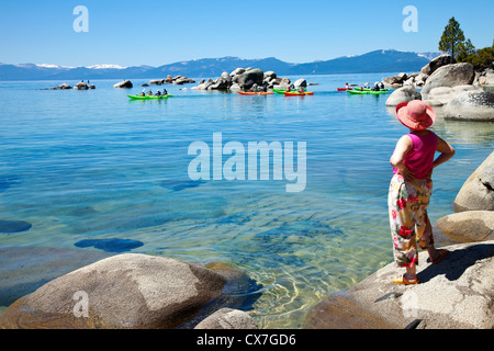 Team von Kajaks paddeln zusammen in Lake Tahoe, Kalifornien. Stockfoto