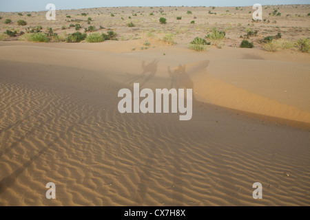 Kamelreiten in der Wüste Thar, Rajasthan, Indien Stockfoto