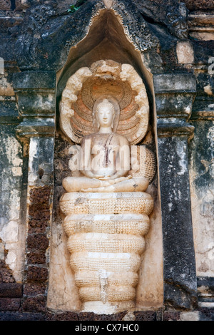 Sitzende Buddha-Statue im Wat Chedi Chet Theo, Si Satchanalai, Thailand Stockfoto