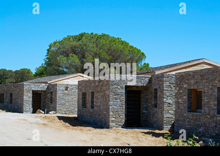 Häuserzeile typisch korsischen Reihenhaus in Bau. Stockfoto