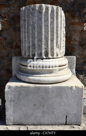 Pompeji Ruinen Marmorsäule Basis Stockfoto