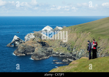 Vogelbeobachter am Rand der Klippe am Hermaness Nature Reserve Unst, Shetland, UK LA005866 Stockfoto