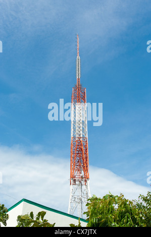 rot mit weißen Funkturm vor blauem Himmel Stockfoto