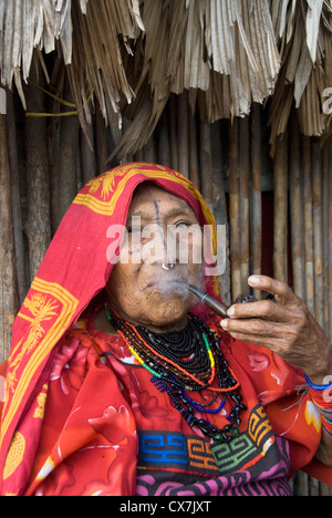 Kuna-Frau raucht eine Pfeife; Playon Chico Dorf, San Blas Inseln, Panama Stockfoto