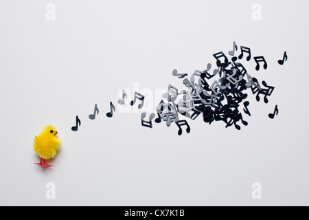 Ein Spielzeug-Osterküken neben einer Gruppe von Noten Stockfoto