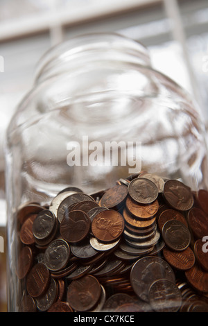 Geld-Glas von uns Münzen Stockfoto