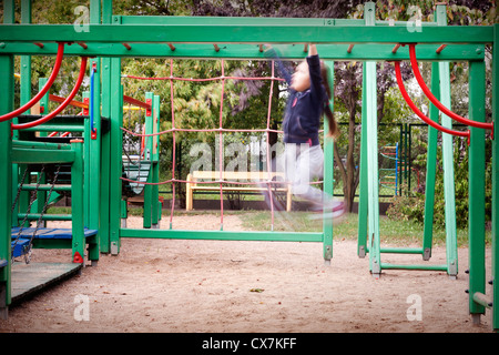 Mädchen auf dem Spielplatz in abstrakte einzigartige Kinofilm Stockfoto