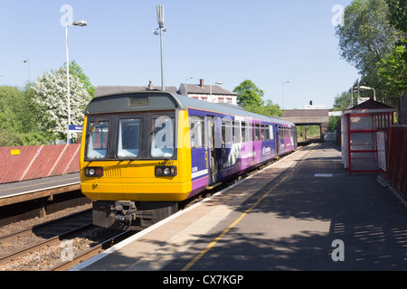 Klasse 142 "Pacer" trainieren 142007 von Northern Rail auf der von Manchester nach Wigan Dienst an Moses Gate Station, Farnworth betrieben. Stockfoto