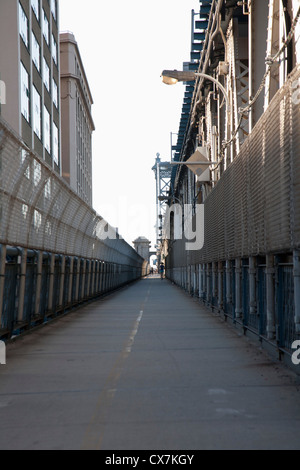 Jogger auf Fußgängerweg auf Manhattan Bridge Stockfoto