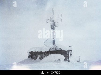 Ein Gebäude mit einer großen Antenne mit Schnee bedeckt Stockfoto