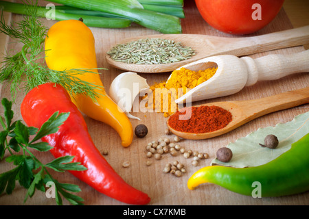 Scharfe Gewürze Kräuter und Gemüse auf Schreibtisch in Küche Stockfoto