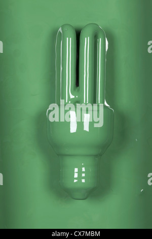 Eine Energie-effiziente Glühbirne grün bemalt Stockfoto