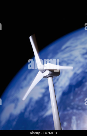 Ein Modell einer Windkraftanlage vor den Planetenerde Stockfoto
