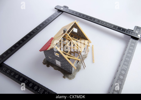 Eine teilweise konstruiertes Modell eines Hauses und einen Zollstock Stockfoto