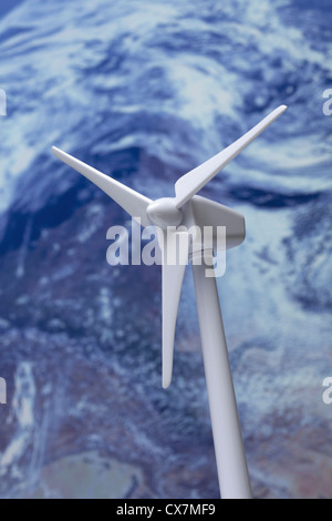 Ein Modell einer Windkraftanlage, Planetenerde im Hintergrund Stockfoto