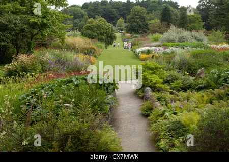 Personen, RHS Garden Harlow Carr in der Nähe von Harrogate in North Yorkshire, England Stockfoto