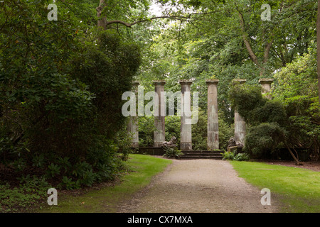 Dorische Säulen in RHS Garden Harlow Carr in der Nähe von Harrogate, North Yorkshire, England Stockfoto